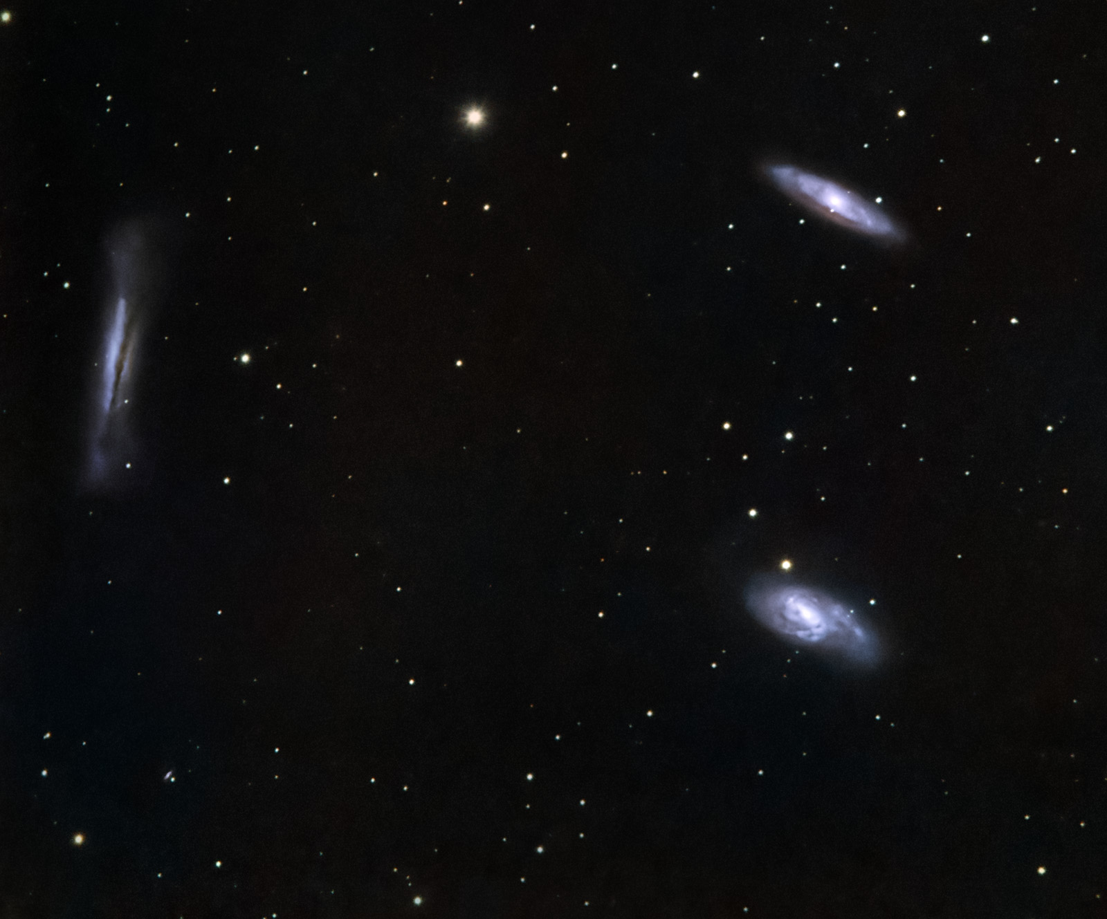 Leo Triplet: NGC 3628 este galaxia lenticulară din stânga, M65 este galaxia din dreapta-sus iar M66 este galaxia din dreapta-jos